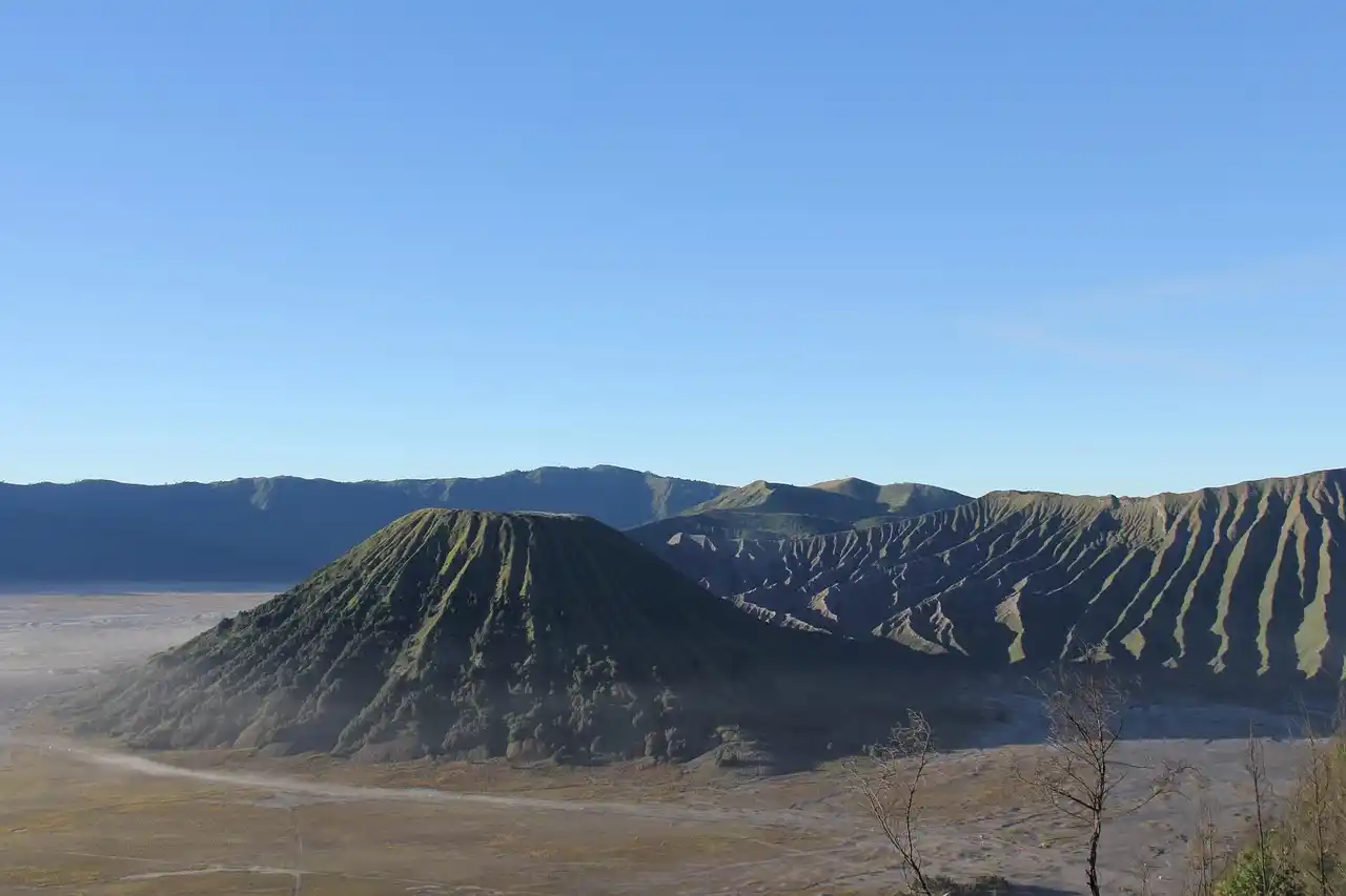 Tim drone surveyor Geosentra di lokasi proyek